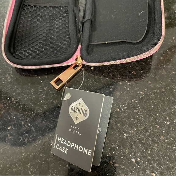 NWT 🎧 Pink Zip Up Velvet Headphone Case - Picture 5 of 7